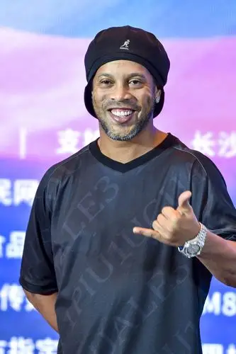 它还直击人